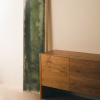 Zelený abstraktní obraz Kave Home Selnar 47 x 182 cm -fv-interier-25