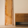 Žlutý abstraktní obraz Kave Home Selnar 47 x 182 cm -fv-interier-25