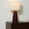 Vínově červená keramická stolní lampa Kave Home Drava -fv-interier-25