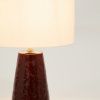 Vínově červená keramická stolní lampa Kave Home Drava -fv-interier-25