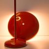 Červená kovová nabíjecí LED lampa Kave Home Porte -fv-interier-25