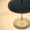 Zelená kovová nabíjecí LED lampa Kave Home Porte -fv-interier-25