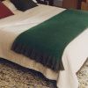 Zelený pléd Kave Home Odelna 130 x 170 cm -fv-interier-25