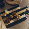 Béžovo-černé mramorové servírovací prkénko kave home Surne 40 x 23 cm -fv-interier-25