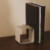 Béžová kovová zarážka na knihy Kave Home Mistra 10 cm -fv-interier-25