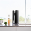 Černý kovový držák na roli kuchyňských utěrek Yamazaki Tower 30 cm -fv-interier-25