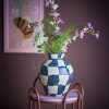 Modro-bílá kameninová váza Bloomingville Check 24 cm -fv-interier-25