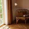 Bílá skleněná stojací lampa Halo Design Room 49 135 cm s mosaznou podstavou -fv-interier-25