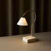 Měděná nabíjecí stolní LED lampa Halo Design Question 31 cm s travertinovou podstavou -fv-interier-25