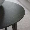 Tmavě hnědý dubový konferenční stolek ROWICO FILIPPA ⌀ 90 cm -fv-interier-25