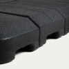 Černý plastový podstavec ke slunečníku Kave Home Alfaz 98 x 98 cm -fv-interier-25