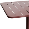 Červený kovový zahradní stůl kave home Brai 70 x 70 cm -fv-interier-25
