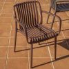 Hnědá plastová zahradní židle kave home Isabellini -fv-interier-25