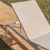 Krémové hliníkové zahradní lehátko kave home Lesina -fv-interier-25