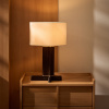 Tmavá dřevěná stolní lampa Niani -fv-interier-25