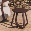 Hnědý zahradní stolek kave home Tamaris Ø 48 cm -fv-interier-25