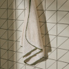 Bílo-zelený bavlněný ručník Kave Home Sedora 50 x 90 cm -fv-interier-25