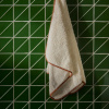 Bílo-oranžový bavlněný ručník Kave Home Sedora 50 x 90 cm -fv-interier-25