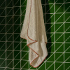 Bílo-oranžový bavlněný ručník Kave Home Sedora 70 x 140 cm -fv-interier-25