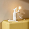 Bílá stolní lampa Mouse Standing -fv-interier-25