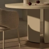 Lakovaný jídelní stůl Kave Home Nealy Ø120 cm - odstín ecru -fv-interier-25
