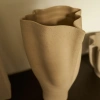 Béžová keramická váza Kave Home Nilea 44 cm -fv-interier-25
