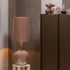 Světle růžová kovová stolní lampa Loa -fv-interier-25