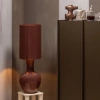 Červená kovová stolní lampa Loa -fv-interier-25