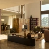 Lesklý červený lakovaný regál Kave Home Aduma 188 x 160 cm -fv-interier-25