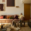 Hnědý abstraktní obraz Kave Home Breon 110 x 190 cm -fv-interier-25