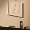 Bílý abstraktní obraz Kave Home Gadir 80 x 80 cm -fv-interier-25
