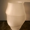 Bílá skleněná váza Kave Home Neluo 49 cm -fv-interier-25
