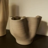 Šedá keramická váza Kave Home Nilea 23 cm -fv-interier-25