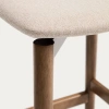 Hnědá dřevěná barová židle Kave Home Evera 67 cm s čalouněným sedákem -fv-interier-25