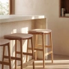 Dřevěná barová židle Kave Home Evera 67 cm s čalouněným sedákem -fv-interier-25