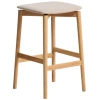 Dřevěná barová židle Kave Home Evera 67 cm s čalouněným sedákem