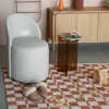 Béžové sametové lounge křeslo PLUSH -fv-interier-25