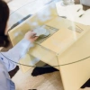 Žlutý lakovaný konferenční stolek Tovo 85 cm se skleněnou deskou -fv-interier-25