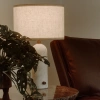 Bílá mramorová stolní lampa Gubi Gravity 49 cm s bílým stínidlem -fv-interier-25